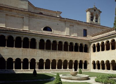 Vista a través del doble claustro de Spanish School